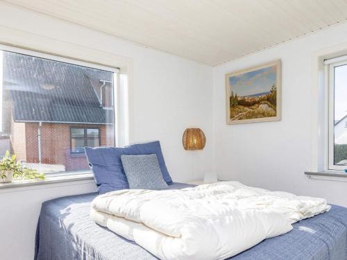 - une chambre avec un lit et une fenêtre dans l'établissement Holiday home Karby II, à Karby