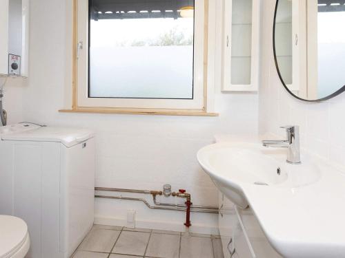 W białej łazience znajduje się umywalka i lustro. w obiekcie Holiday home Vestervig XLVII w mieście Vestervig