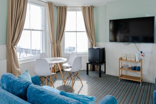The Clarendon Hotelにあるテレビまたはエンターテインメントセンター