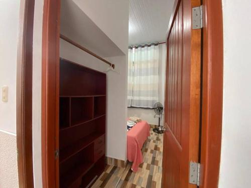 een kamer met een slaapkamer met een bed en een deur bij D’Clau City Appartment in Iquitos