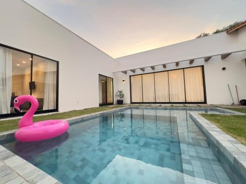 - une piscine avec un cygne rose dans une maison dans l'établissement Alter do Chão - Alter Casa Cocar, à Alter do Chão