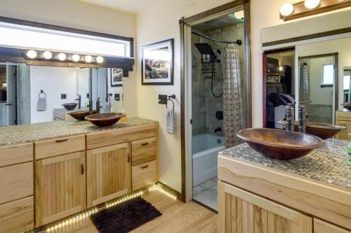 y baño con 2 lavabos y ducha. en Airy Vernal Vacation Rental Deck, Mountain Views!, en Vernal