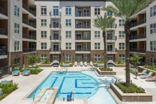 uma imagem de uma piscina num complexo de apartamentos em Best 5* Luxury Living Downtown kingbed Suite em Houston