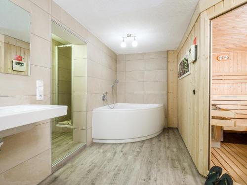 y baño con bañera y lavamanos. en Kitzbüheler Alpen XL, en Bramberg am Wildkogel