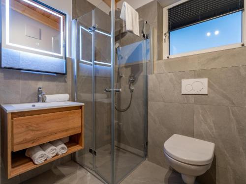 y baño con ducha, aseo y lavamanos. en Mountain Chalet Aquarius 5B, en Sankt Lorenzen ob Murau