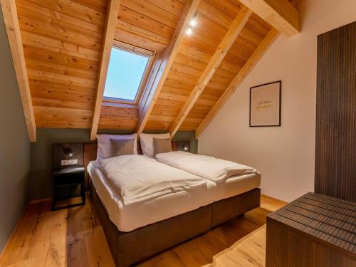 Un pat sau paturi într-o cameră la Mountain Chalet Aquarius 5A