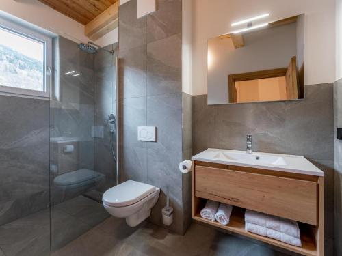 e bagno con servizi igienici, lavandino e doccia. di Bergzicht 2B a Sankt Lorenzen ob Murau