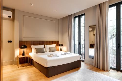 AVUS M Suites and Apartments by DA'HOME tesisinde bir odada yatak veya yataklar