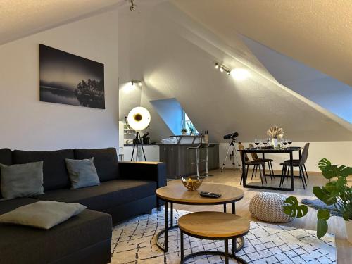 uma sala de estar com um sofá e uma mesa em Oasis Appart - Wohnen am Elbtal - Balkon - Netflix - Tiefgarage em Dresden