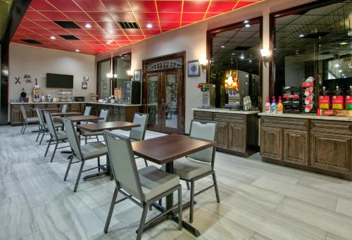 Lounge nebo bar v ubytování Ramada by Wyndham Diamondhead I-10 Gulfport