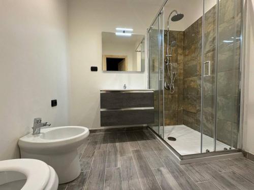 ein Bad mit einer Dusche, einem WC und einem Waschbecken in der Unterkunft Il Pontefice Luxury in Rom