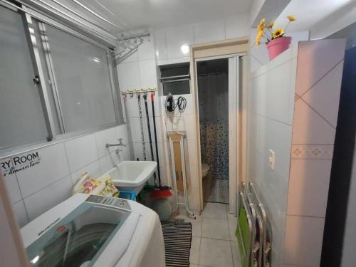 uma pequena casa de banho com um lavatório e um chuveiro em Rhodes I a Beira-mar da Jatiuca/Ponta Verde em Maceió