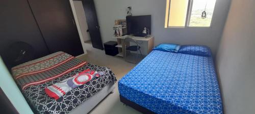 1 dormitorio con 2 camas y escritorio. en Torres de Canarias, en Santa Marta