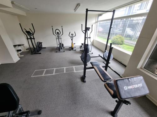 un gimnasio con varias bicicletas estáticas en una habitación en Precioso apartamento 1D+1B // Jumbo+centro 5 min, en Puerto Montt