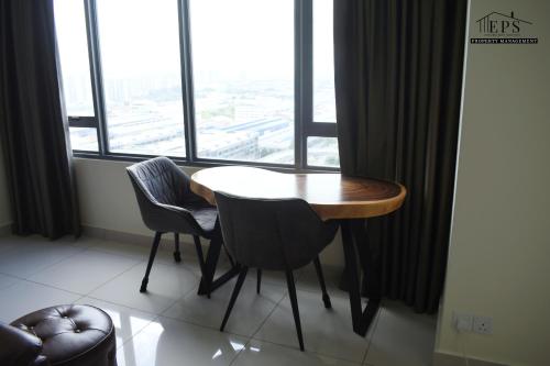 a table and two chairs in a room with a window at DaMen Homestay @SubangHomeStay in Subang Jaya