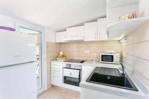 Family friendly seaside apartments Podstrana, Split - 13725