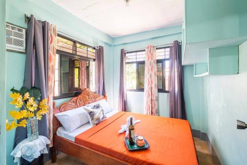 - une chambre avec un lit et une fenêtre dans l'établissement Eyabonsha Homestay Vigan simple 2 units, à Aggay