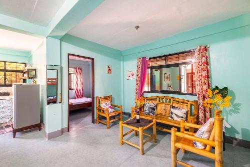 Cette chambre comprend un lit et un miroir. dans l'établissement Eyabonsha Homestay Vigan simple 2 units, à Aggay