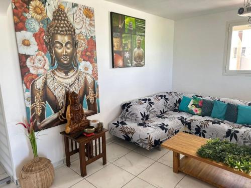 a living room with a large statue on the wall at VILLA 3 GRANDE CHAMBRES 4 étoiles in Sainte-Anne