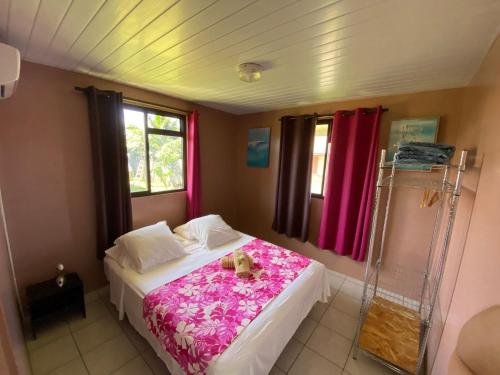 Un dormitorio con una cama con un osito de peluche. en TAHITI - Bungalow Toah Hoe, en Taravao