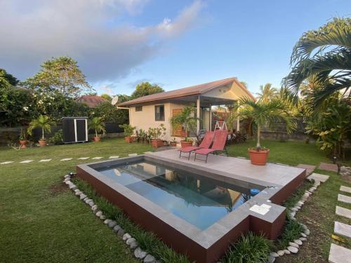 una casa con piscina en un patio en TAHITI - Bungalow Toah Piti, en Taravao