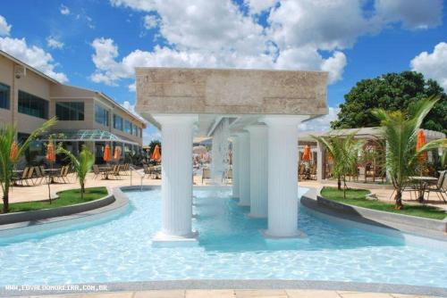 カルダス・ノバスにあるLacqua diroma Caldas Novas Park aquático 24h com cozinha Rの石造りのアーチがあるリゾート内のプール