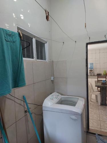 uma pequena casa de banho com WC num quarto em Quarto individual masculino em São José do Rio Preto