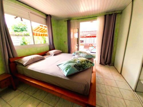 una camera con un letto in una stanza con una finestra di TAHITI - Lihei Pool House a Faaa