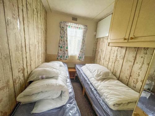 Llit o llits en una habitació de 3 Bed, 7 Berth Caravan On A Great Holiday Park In Norfolk Ref 10107b