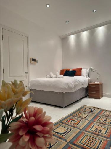 1 dormitorio con 1 cama grande y 1 alfombra en St Paul's Farringdon Longstay Cozystay, en Londres