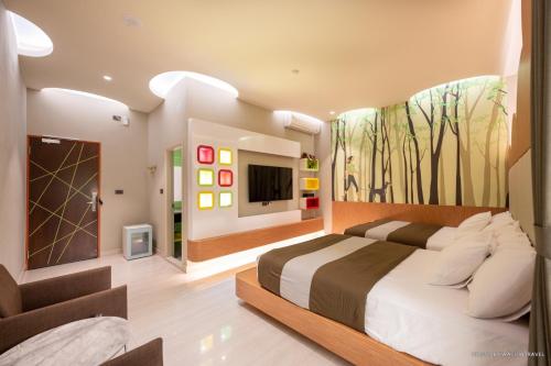 小琉球的住宿－極の宿 eXtreme，一间带大床和电视的卧室