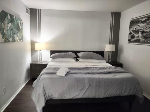 - une chambre avec un grand lit et deux lampes dans l'établissement Desirable Condo in Central Raleigh, à Raleigh
