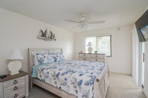 - une chambre avec un lit et un ventilateur de plafond dans l'établissement Ocean Village Club N23, à Saint Augustine