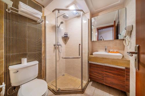 a bathroom with a shower and a toilet and a sink at Yue Ke Apartment - Changbin Road Branch in Chongqing