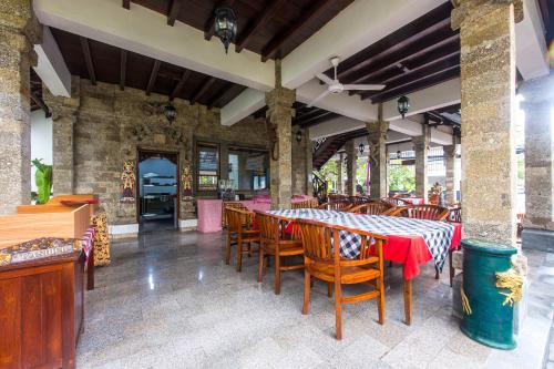 jadalnia ze stołem i krzesłami w obiekcie Hotel Sari Bunga w mieście Legian