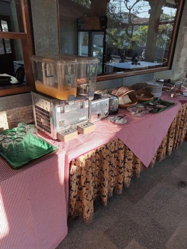 une table avec une machine à coudre posée sur des bûches dans l'établissement Sari Bunga Hotel Legian Kuta Bali, à Legian