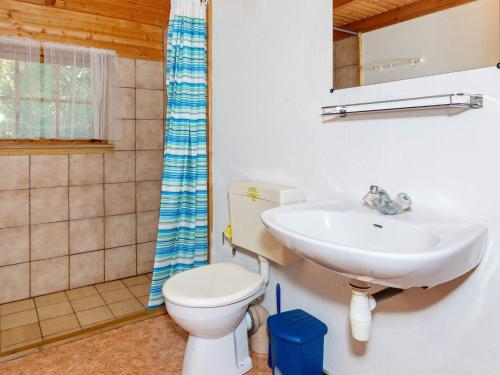 een badkamer met een toilet en een wastafel bij Holiday home Farsø IX in Farsø