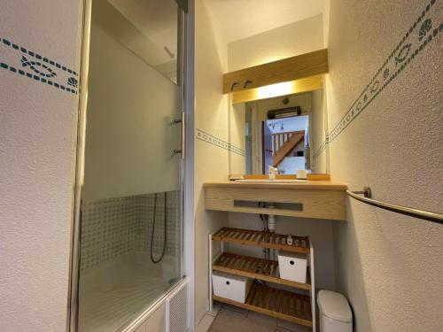 une salle de bain avec une douche, un lavabo et un miroir dans l'établissement Superbe 2 pièces mezzanine, près plage, parking inclus, animaux admis - FR-1-338-528, à Sète
