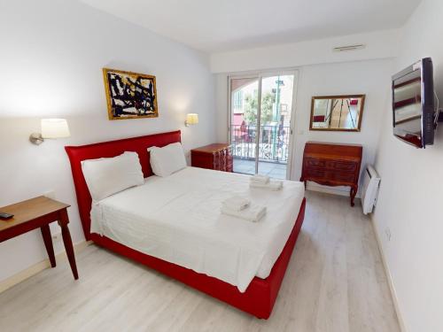 um quarto com uma cama grande e uma televisão em Appartement Menton, 3 pièces, 5 personnes - FR-1-196-342 em Menton