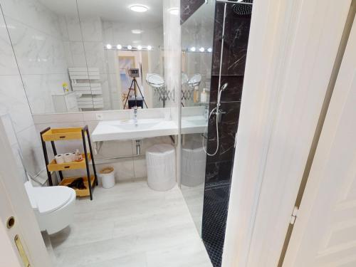 uma casa de banho com um lavatório, um WC e um chuveiro em Appartement Menton, 3 pièces, 5 personnes - FR-1-196-342 em Menton