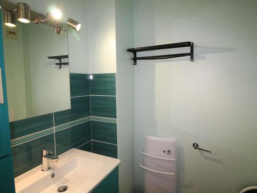 オリにあるAppartement Auris, 1 pièce, 3 personnes - FR-1-297-335のバスルーム(洗面台、鏡、トイレ付)