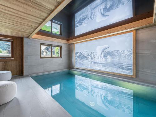 une piscine au milieu d'une maison dans l'établissement Chalet de luxe à 2 pas des pistes avec piscine, sauna et salle de sport - FR-1-569-134, à Megève