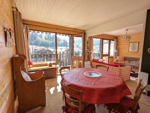 une pièce avec une table, des chaises et une fenêtre dans l'établissement Charmant 2 pièces avec balcon sud, parking, proche pistes et commerces à La Clusaz - FR-1-459-215, à La Clusaz