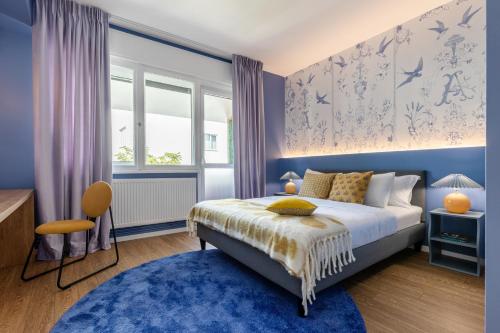 - une chambre avec des murs bleus et un lit avec un tapis bleu dans l'établissement HOLT - Dolce in Napoli, à Bucarest