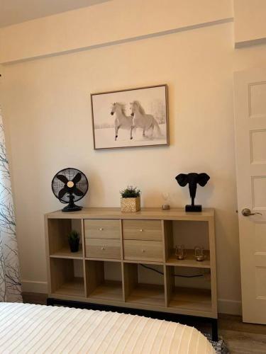 a bedroom with a dresser and a picture of wolves at Le St-Augustin - à 15 minutes des Outlets de Mirabel in Mirabel