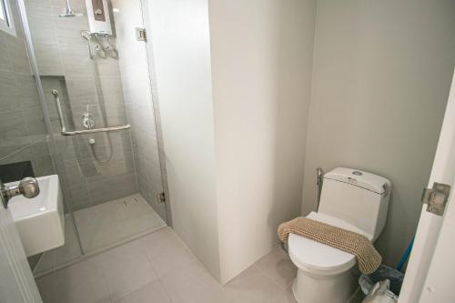 Ένα μπάνιο στο Mantra Beach Condominium Suite 2 - Mae Phim