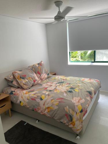 Säng eller sängar i ett rum på Rainbow Beach Resort renovated apartment