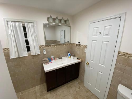 een badkamer met een wastafel en een spiegel bij MedcapCt in Virginia Beach