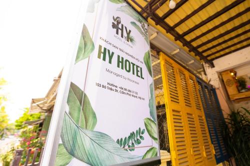 會安的住宿－HY Local Budget Hotel by Hoianese - 5 mins walk to Hoi An Ancient Town，建筑前的酒店标志