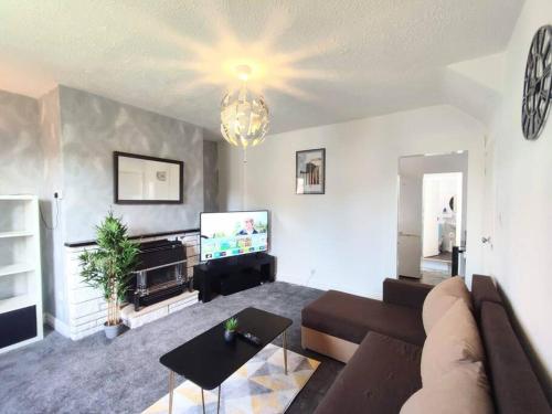 EarsdonにあるSigma Crown - Free Street Parkingのソファとテレビのあるリビングルーム